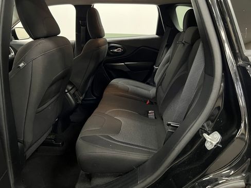 Used 2020 Jeep Cherokee Latitude w/ Cold Weather Group image 11