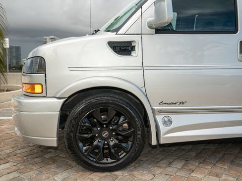 Used 2022 GMC Savana 2500 Extended RWD image 18