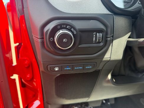 Used 2025 Jeep Wrangler Unlimited Sahara w/ Safety Group AWD/4WD image 12