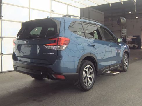 Used 2023 Subaru Forester Premium AWD/4WD image 6