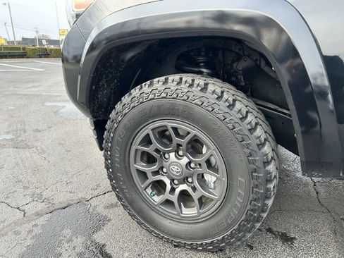 Used 2018 Toyota Tacoma SR5 image 17