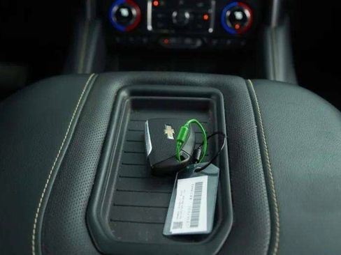 Used 2024 Chevrolet Suburban Premier image 39