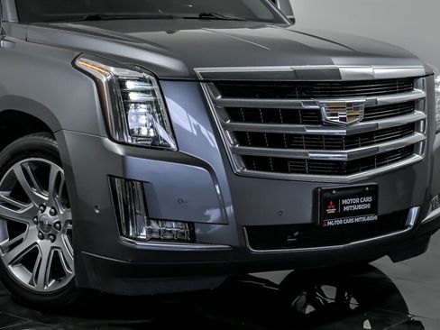 Used 2019 Cadillac Escalade Luxury AWD/4WD image 2