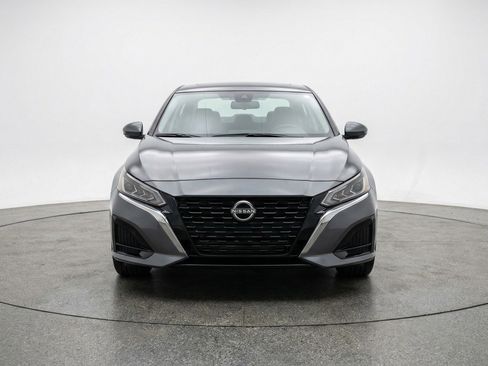 Used 2025 Nissan Altima 2.5 SV image 2