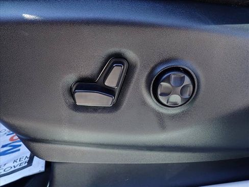 Used 2024 Chrysler Pacifica Touring-L FWD image 16
