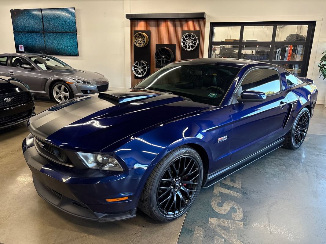 Used 2010 Ford Mustang GT Premium RWD image 3