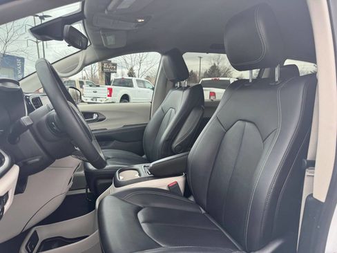 Used 2024 Chrysler Pacifica Touring-L image 14