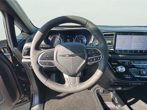 Used 2025 Chrysler Pacifica Select FWD image 17