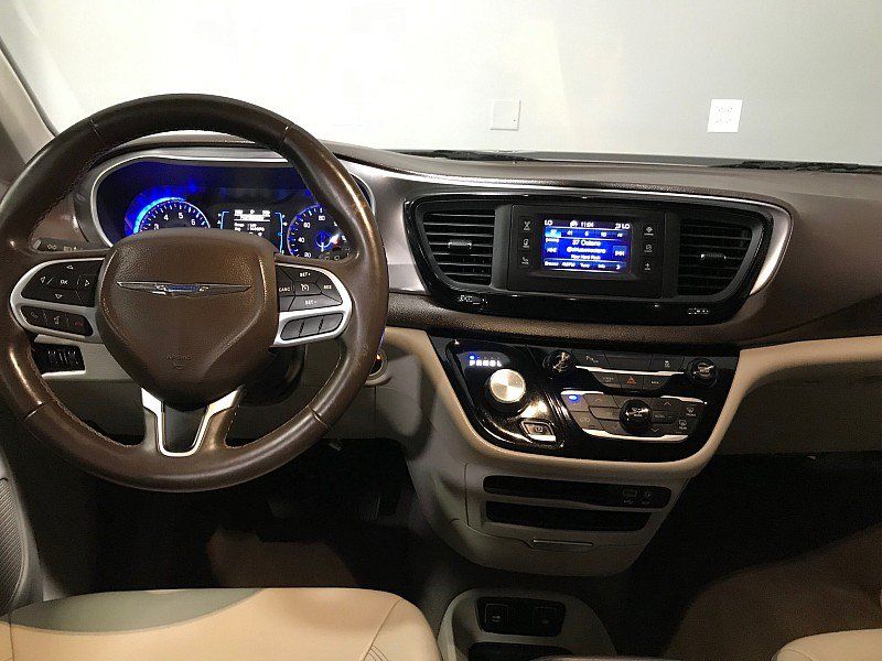 Used 2017 Chrysler Pacifica Touring-L FWD image 21