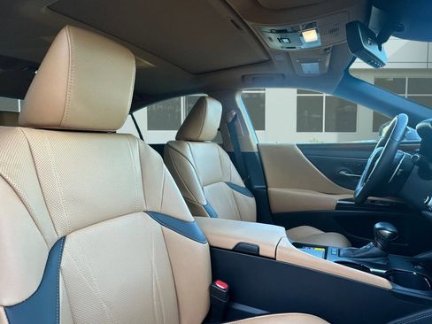 Used 2025 Lexus ES 300h w/ Luxury Package image 31