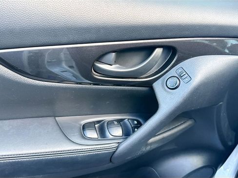 Used 2020 Nissan Rogue S image 34