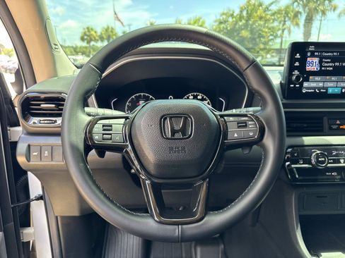 Used 2025 Honda Pilot Touring image 28