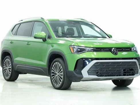 New 2025 Volkswagen Taos SE image 3