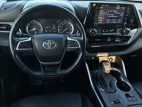 Used 2022 Toyota Highlander XLE FWD image 15