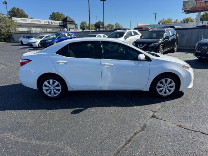 Used 2015 Toyota Corolla LE FWD image 3