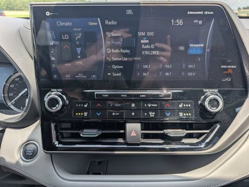 Used 2021 Toyota Highlander Limited FWD image 13