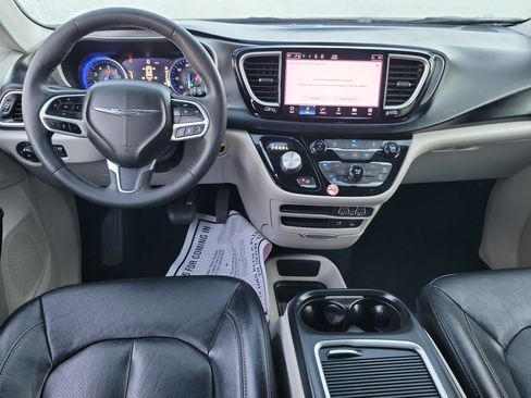 Used 2022 Chrysler Pacifica Touring-L image 6