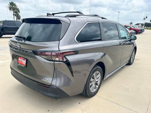 Used 2023 Toyota Sienna LE FWD image 8