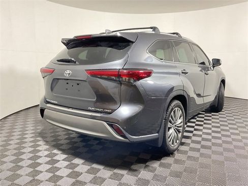Used 2020 Toyota Highlander Platinum image 16
