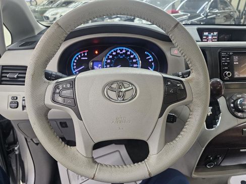 Used 2014 Toyota Sienna XLE FWD image 28