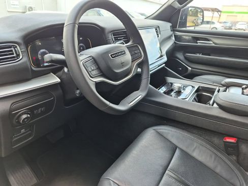 Used 2025 Jeep Wagoneer L Series II AWD/4WD image 7