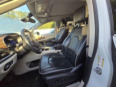 Used 2022 Chrysler Pacifica Limited w/ Uconnect Theater Family Group FWD image 4