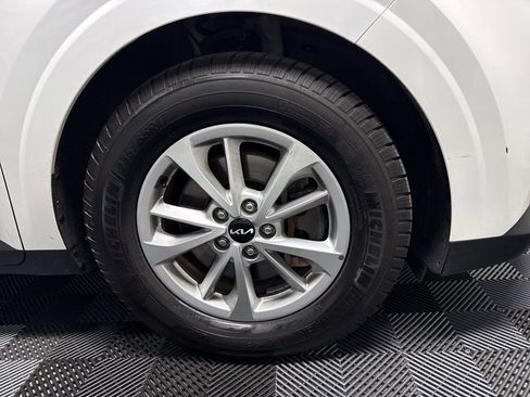 Used 2022 Kia Carnival LX image 4