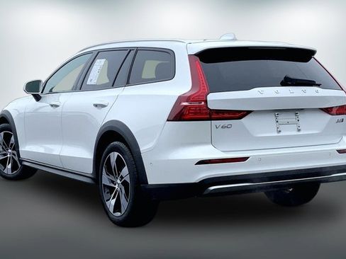 Used 2025 Volvo V60 B5 Cross Country Plus image 10