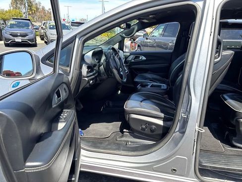 Used 2020 Chrysler Pacifica Limited w/ S Appearance Package FWD image 7