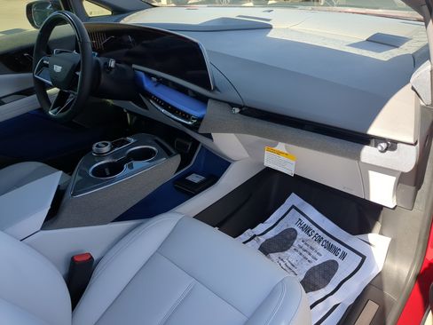 New 2026 Cadillac Optiq Luxury 1 image 11