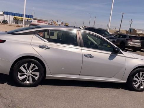 Used 2024 Nissan Altima 2.5 S FWD image 2