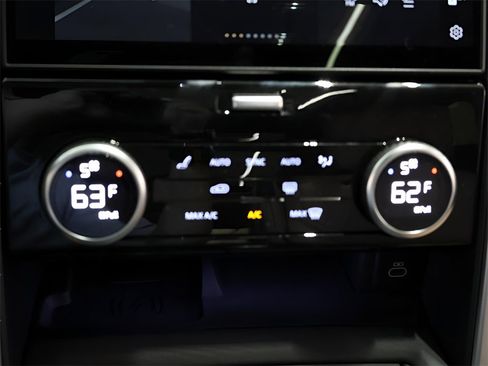 Used 2025 Land Rover Discovery Metropolitan Edition image 52