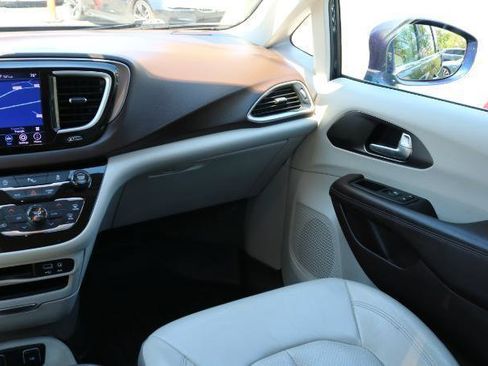 Used 2018 Chrysler Pacifica Touring-L FWD image 25