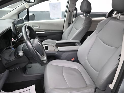 Used 2022 Toyota Sienna XLE FWD image 22