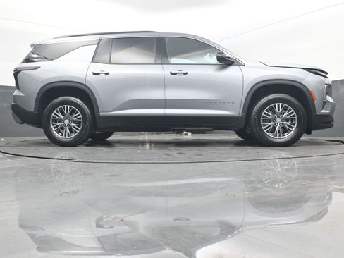Used 2025 Chevrolet Traverse LT image 18