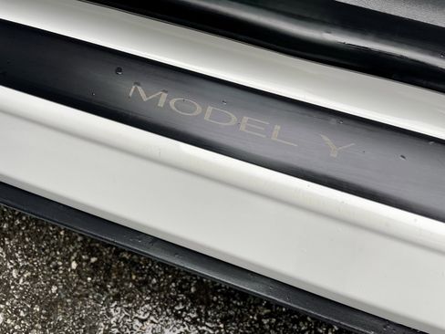 Used 2022 Tesla Model Y Long Range image 33