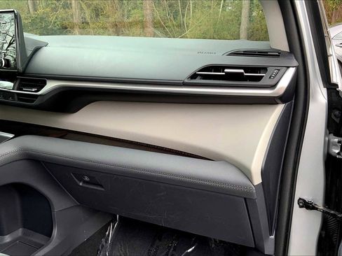 Used 2023 Toyota Sienna XLE FWD image 18