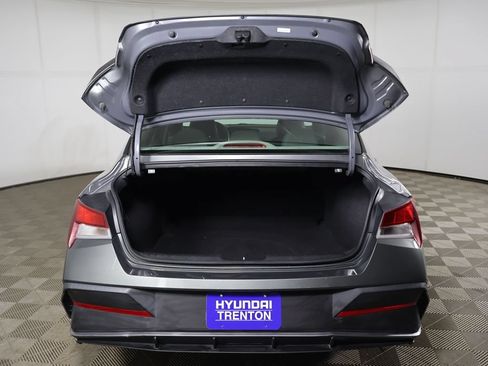 Used 2024 Hyundai Elantra SE FWD image 14