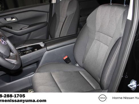 Certified 2025 Nissan Rogue SV FWD image 4
