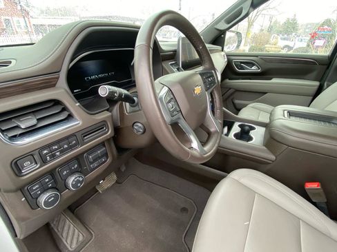 Used 2022 Chevrolet Suburban LT w/ Luxury Package image 12