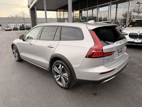 Used 2025 Volvo V60 B5 Cross Country Plus image 3