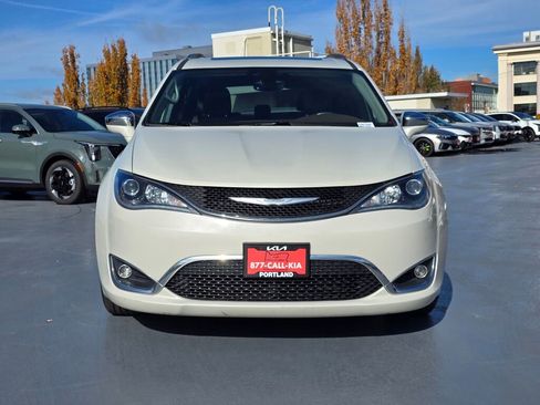 Used 2017 Chrysler Pacifica Limited image 8