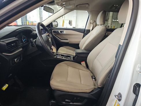 Used 2023 Ford Explorer XLT AWD/4WD image 3