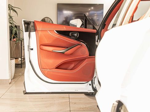 New 2026 Aston Martin DBX 707 image 31