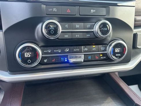 Used 2024 Ford Expedition Limited image 19