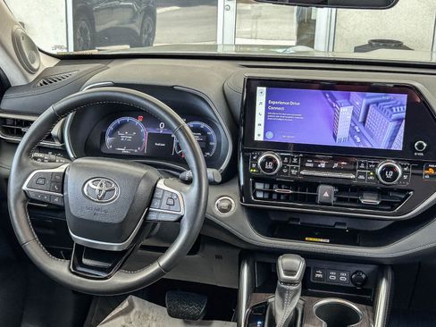 Used 2023 Toyota Highlander Limited FWD image 13