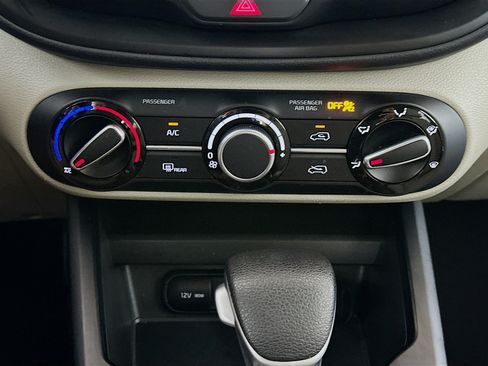 Used 2025 Kia Soul LX w/ LX Technology Package FWD image 23