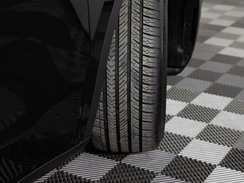 Used 2024 Tesla Model Y Performance image 41