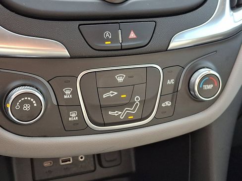 Used 2022 Chevrolet Equinox LS AWD/4WD image 16