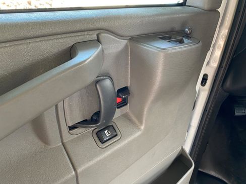 Used 2025 Chevrolet Express 2500 w/ Driver Convenience Package RWD image 20